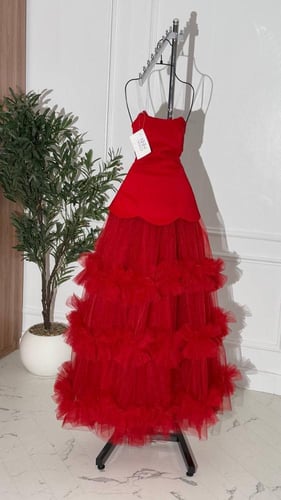 فستان سهرة احمر مع تل منفوش