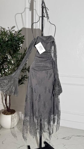فستان رمادي داكن بقماش الدانتيل