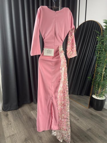 فستان سهرة وردي مطرز ورود - تصميم جانبي أنثوي