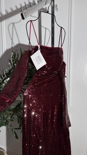 فستان ترتر فاخر عودي بلمعة جذّابة وفخامة واضحة