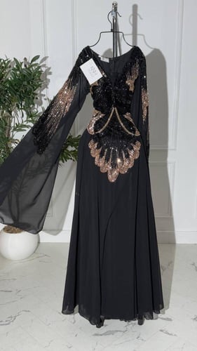 فستان اسود مع شك مموج فاخر