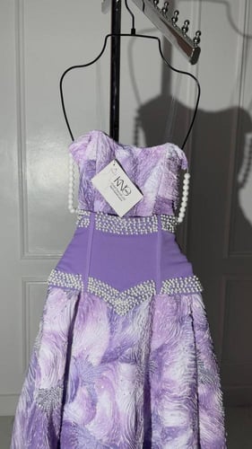 فستان سهرة موف تول فرنسي مع تطريز لؤلؤ