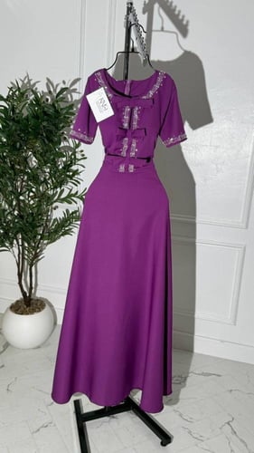 فستان كلوش بتطريز مباشر مع فيونكات