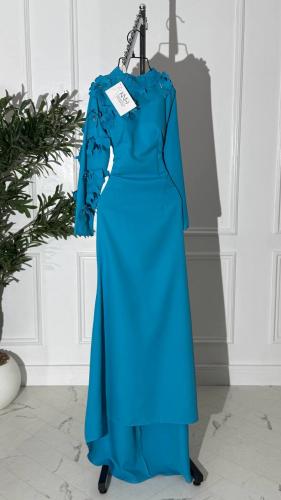 فستان بأكمام مع ورد بفتحة ظهر انيقه