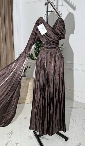 فستان بأكمام غير متماثلة باللون البني