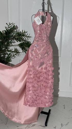 فستان سهره لحمي ميكادو مع ورود فاخرة وخرز