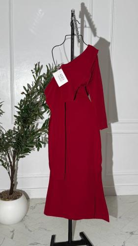 فستان باربي أحمر بكتف واحد بتصميم انسيابي أنيق