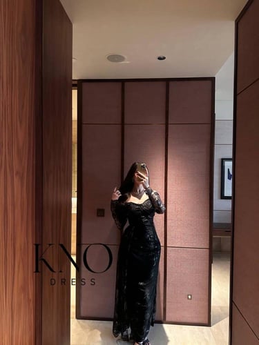 فستان دانتيل أسود فاخر بلمعة أنيقة لإطلالة مسائية...