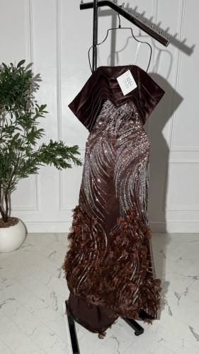 فستان بني من قماش جازار مع تطريز وورود وخرز فاخر