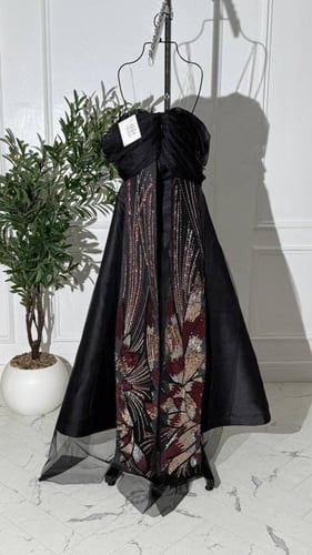 فستان سهرة أسود ميكادو فاخر مزين بشك مموج