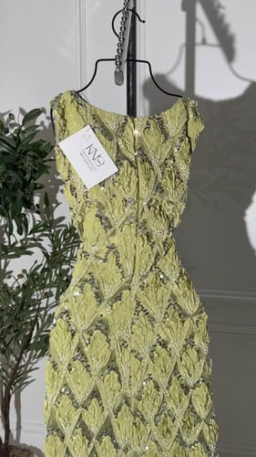 فستان سهرة ذهبي بقطعتين وتطريز فاخر وتفتة