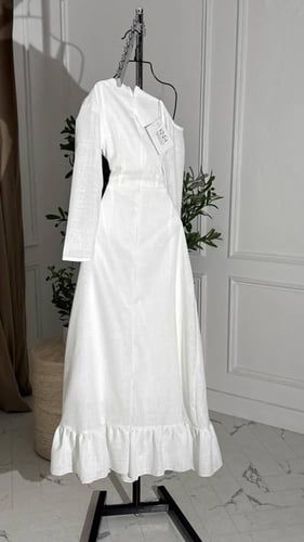 فستان ابيض بأكمام طويله غير متماثله