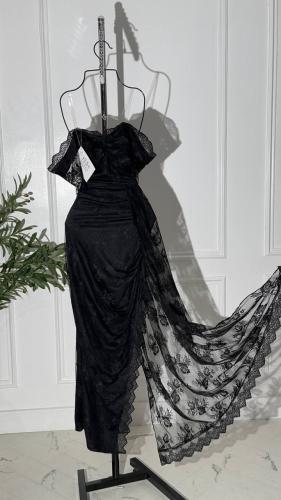 فستان اسود دانتيل مع ذيل جانبي