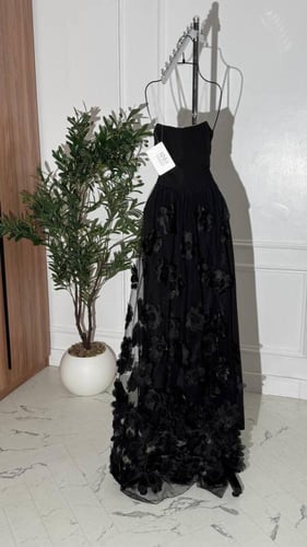 فستان سهرة اسود مع ذيل ورود