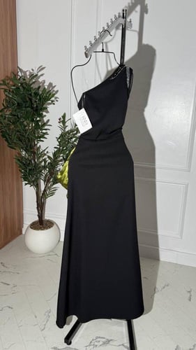 فستان اسود مع باربي زيتي و تطريز