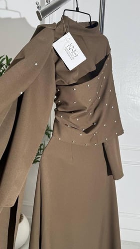 فستان برقبه مرتفعه وتطريز ناعم