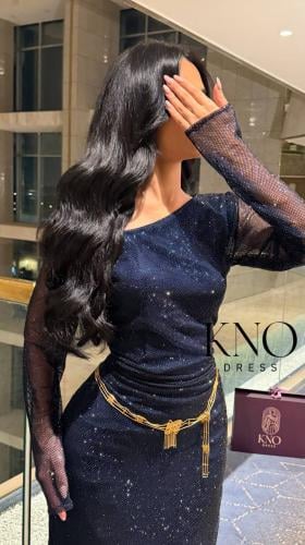 فستان سهرة كحلي لامع بلمسة عصرية