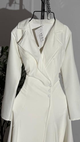 فستان كلاسيكي بتصميم معطف لون ابيض