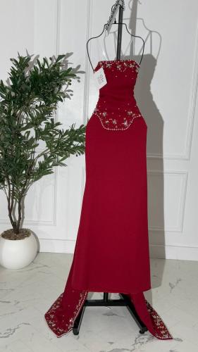 فستان سهرة عودي طويل بذيل خلفي مطرز ناعم