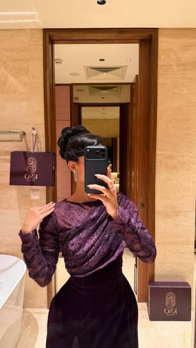 فستان جوخ فاخر مزين بتفاصيل دانتيل ولمسة لمعة راقي...