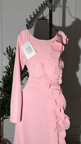 فستان باربي بينك أنيق مع تفاصيل ليزر فاخرة