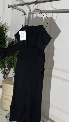 فستان روان أسود أنيق بتفصيلة زهرة بيضاء فاخرة