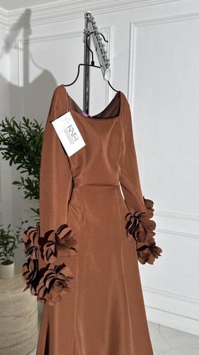 فستان طويل بأكمام طويلة من الورد