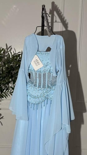 فستان باربي وجورجيت بتطريز يدوي وفصوص ولول بلون سم...