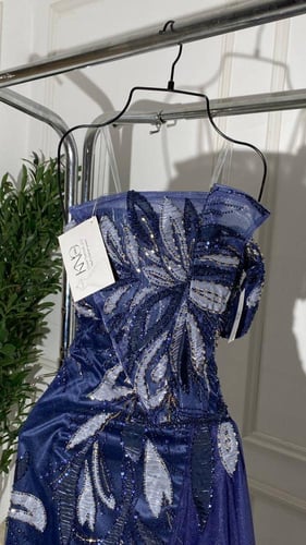 فستان كحلي فاخر بتطريز لامع وتل جانبي انسيابي