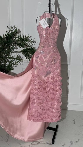 فستان سهره لحمي ميكادو مع ورود فاخرة وخرز