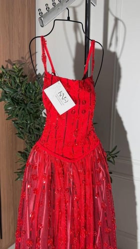 فستان أحمر طويل بدون أكمام مزين بالشك – تصميم مبهر...