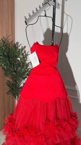 فستان سهرة احمر مع تل منفوش