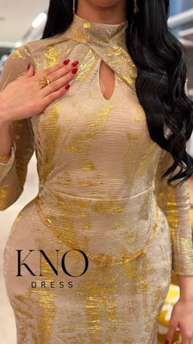 فستان برنت مموج ذهبي… فخامة تلمع مع كل حركة