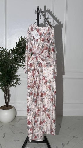 فستان دانتيل استرتش فاخر بفصوص براقة وتصميم مزين ب...