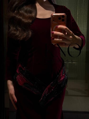 فستان جوخ مع حزام مخمل ولمسات شك فاخرة