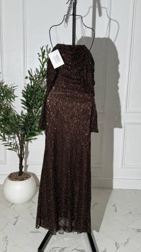 فستان دانتيل بني مطرز بكردانة ولؤلؤ فاخر بتصميم أن...