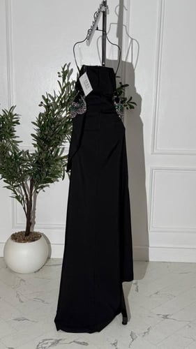 فستان باربي مع تطريز مباشر فاخر بتفاصيل لامعة جذاب...