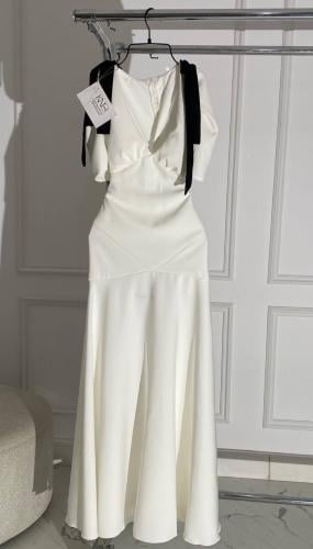 فستان بيان سهرة أبيض باري طويل بشريطة سوداء