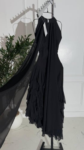 فستان اسود ناعم مع كشكش مائل