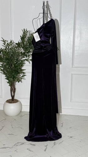 فستان راقٍ من مخمل مع تنورة ميكادو أنيقة بتصميم يظ...