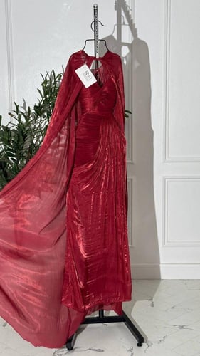 فستان كرنكل فاخر بلون عودي أنيق، يجمع بين الفخامة...