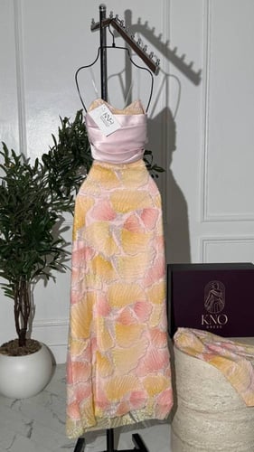 فستان سهرة طويل من التل البوليـسية المموج مع تفته...