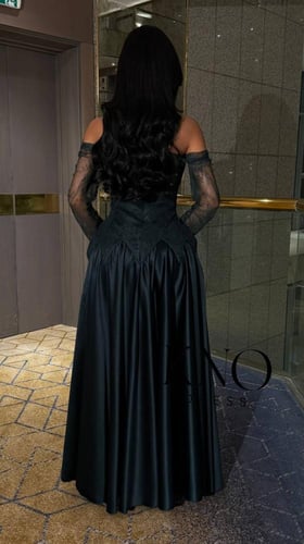 فستان تفته فاخر بلمسة دانتيل أنثوية على الأطراف