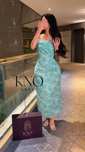 فستان سهرة ميدي أخضر فيروزي بكتف مكشوف