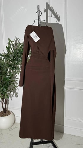 فستان بني أنيق بخامة باربي ناعمة، يمنحك إطلالة راق...