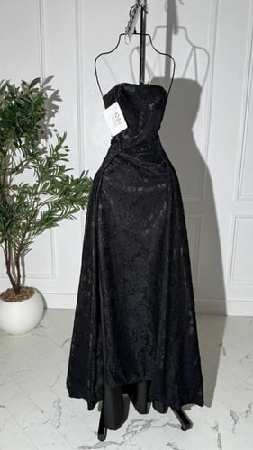 فستان اسود دانتيل مع ذيل بدون اكمام