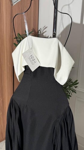 فستان اسود ناعم مع قبه بيضاء