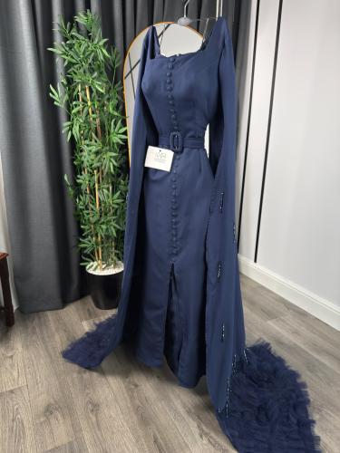 فستان سهرة بأزرار أمامية وكاب طويل مطرّز - كحلي