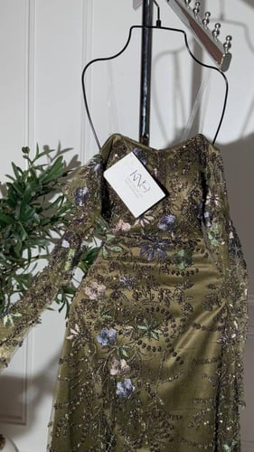 فستان سهره زيتي كلفة فاخرة مع تفته بالداخل