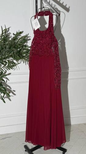 فستان عنابي أنيق يجمع بين خامة الشك اللامعة والجور...